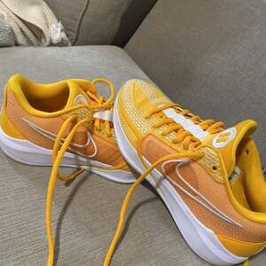 Nike Sabrina 1 (TEAM) "University Gold/White" Women's Basketball Shoe